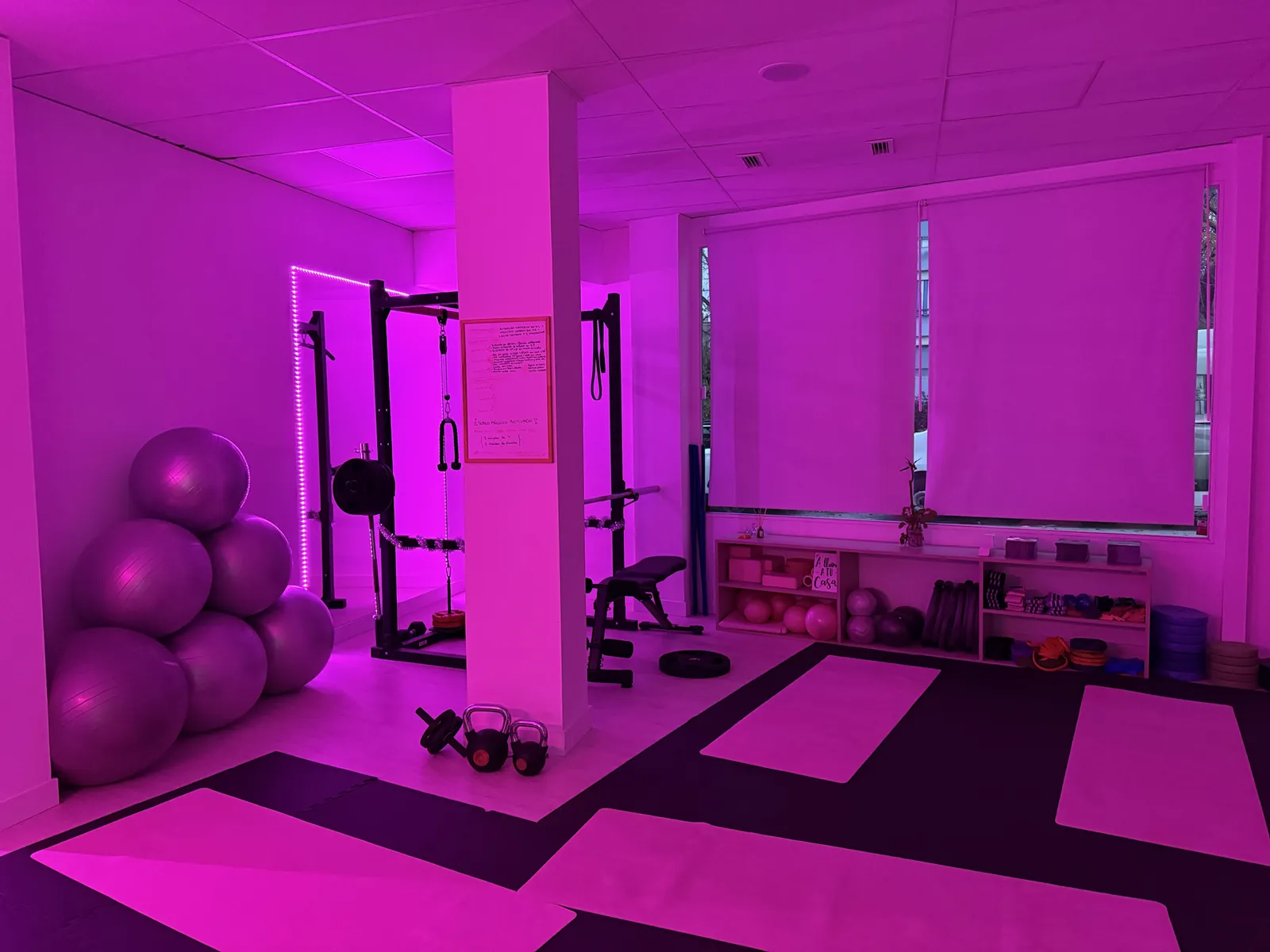 Trabajo de suelo en clase de pilates terapéutico en MEFIT WOMAN Pinto
